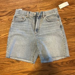 The '90s Boyfriend Hi-Rise Thigh Jean Short
Relaxed denim cut-off shorts ARITZIA